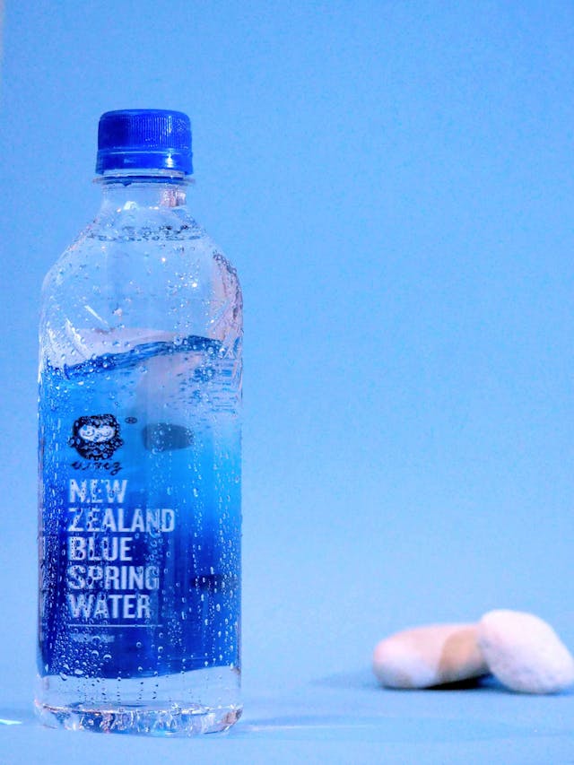 一瓶330ml的Waiz紐西蘭藍泉礦泉水，瓶上有水珠。